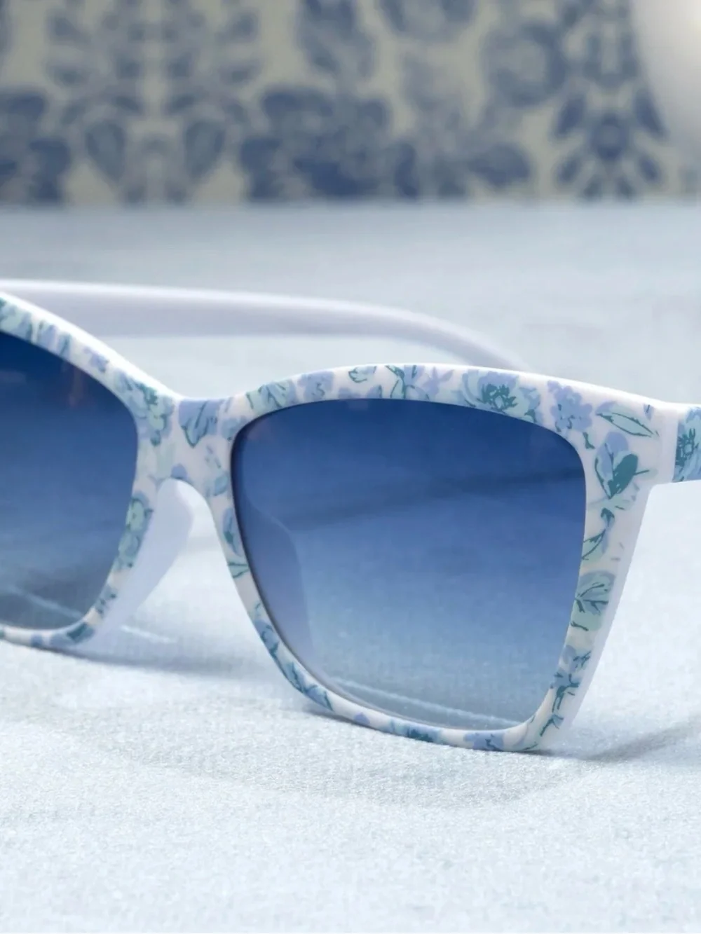 Goodr Partial to Porcelain Glasses Color blue/white